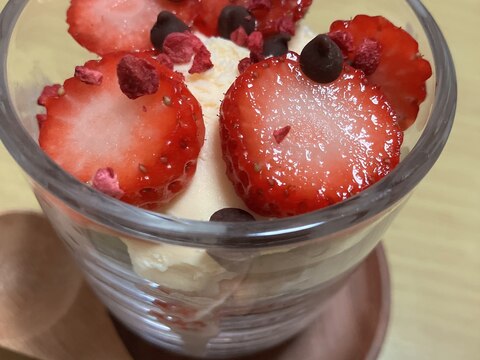 **簡単いちごパフェ**